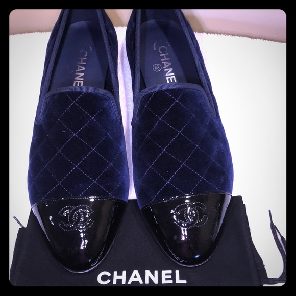 CHANEL Shoes - Chanel brand new velvet flats.